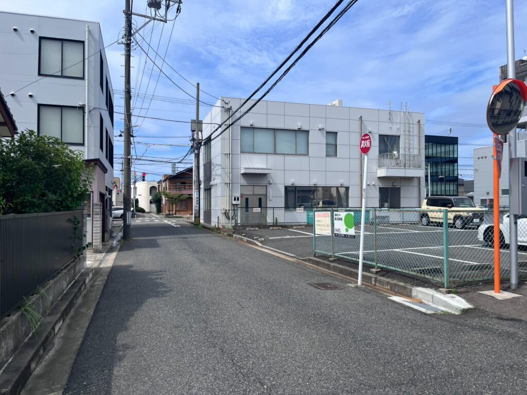 坂木ビル第2駐車場へ向かう一方通行の道路。紫鳥線方面から進入する